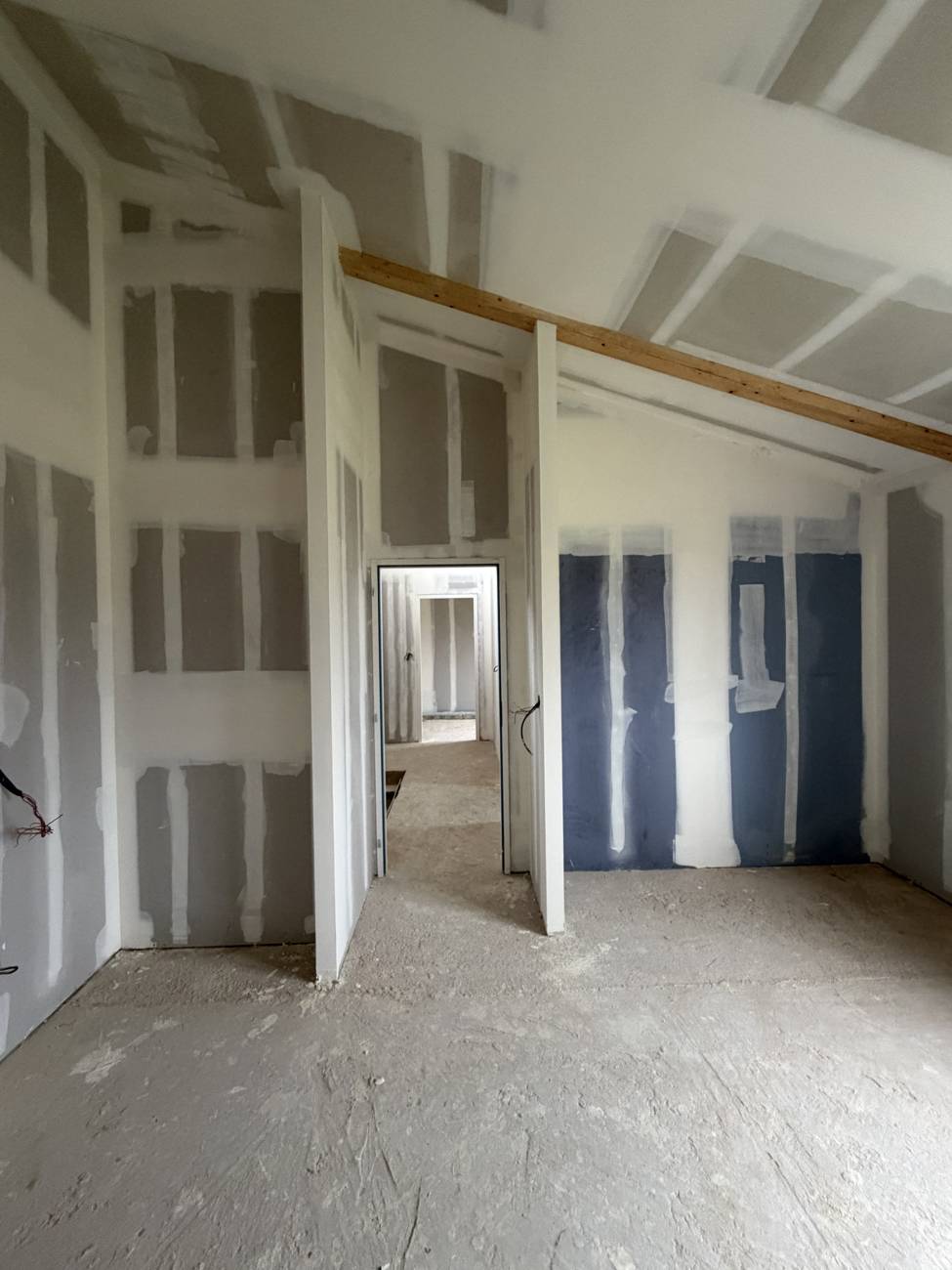 Pièce sous combles en rénovation, cloisons et doublages en plaques de plâtre