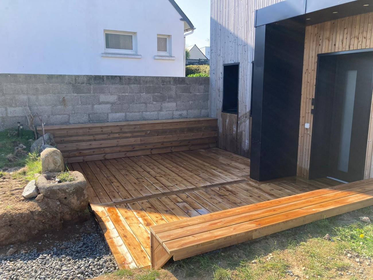 Terrasse en bois avec bancs intégrés