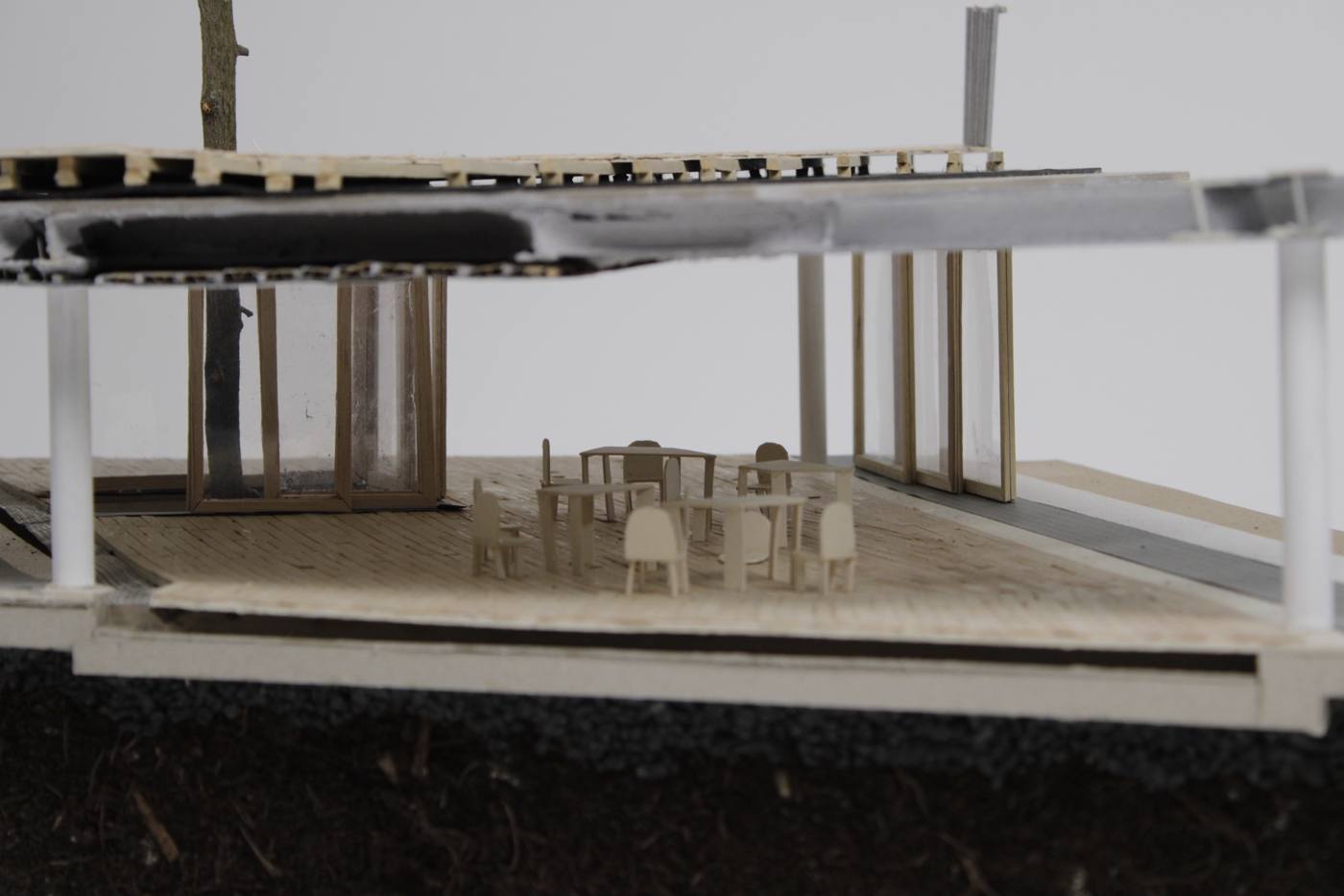 Maquette d'étude, coupe sur plancher, menuiseries et fondations